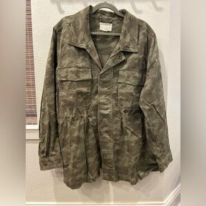 Caslon camo utility jacket. Adjustable inner waist tie.